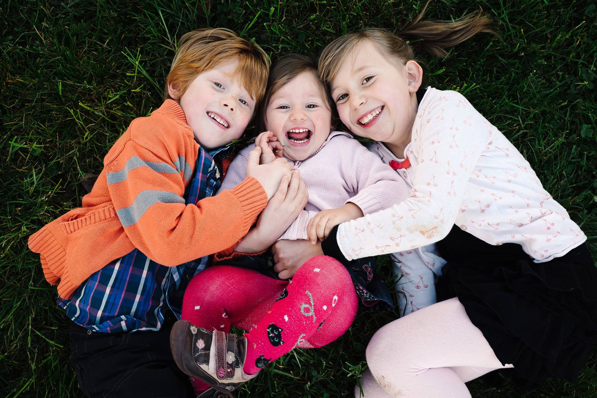 Famille qui rit pendant une séance photo en studio